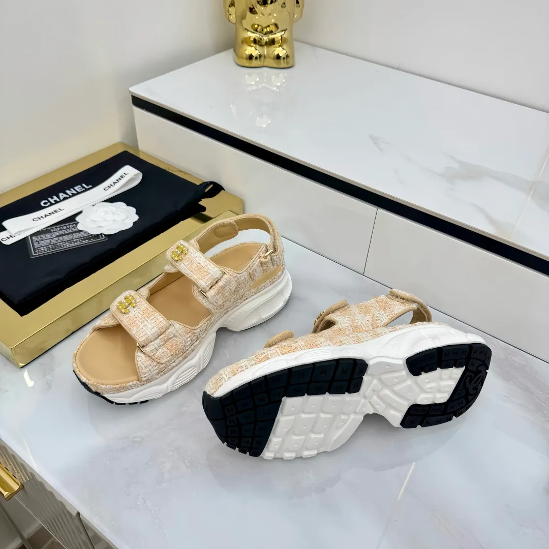👟👟Ex-factory price 640👟👟 Top version... Chanel｜Chanel Xiaoxiang Velcro Beach Slippers Slippers Casual Beach Shoes 25ss Spring and Summer New Style! Beach shoes are a hit all over the internet! The latest model from the counter, I am still willing to buy it on my feet. It must be ranked among the most popular models. It is invincible in all seasons. Various bloggers and Internet celebrities can see the matching styles. Highly recommended. Pearlescent sheepskin upper, sheepskin lining, suede for feet. Original open-molded TPU outsole size: 35-40 (customized for 40 and 41). Full set of original packaging 👉 👉 👉